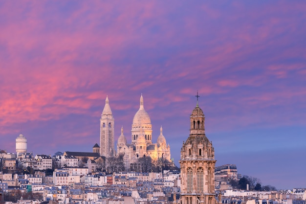 Basilique du Sacré-Cœur au coucher du soleil à Paris, France