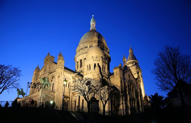 Basilique du Sacré-Cœur la nuit à Paris, France