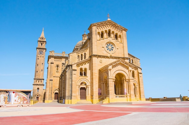 Basilique du sanctuaire national de la Sainte Vierge de Ta Pinu à Gozo Malte sous un ciel bleu