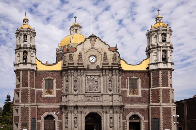 Basilique de Guadalupe avec une horloge sur le devant Mexico