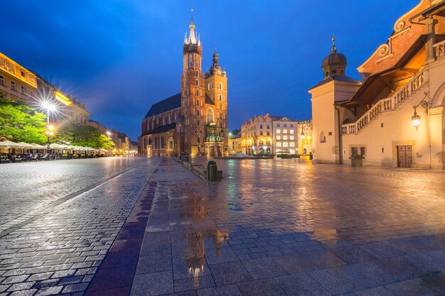 Basilique de Saint Mary sur la place du marché médiéval dans la vieille ville sur la nuit pluvieuse, Cracovie