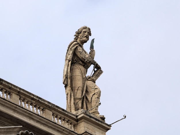 basilique saint pierre rome détail de la statue sur le toit des colonnes