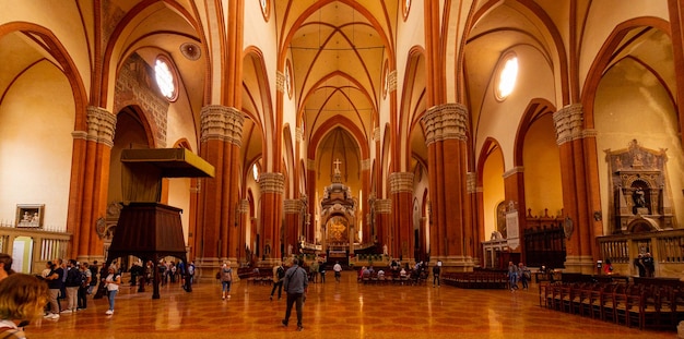 Basilique de San Petronio à Bologne Italie intérieur de la basilique de l'église italienne