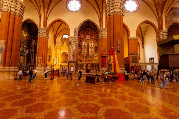 Basilique de San Petronio à Bologne Italie intérieur de la basilique de l'église italienne