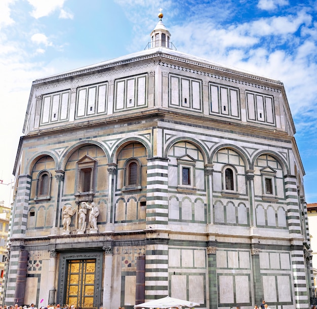 La Basilique de Santa Croce (Basilique de la Sainte Croix) - célèbre église franciscaine à Florence, Italie