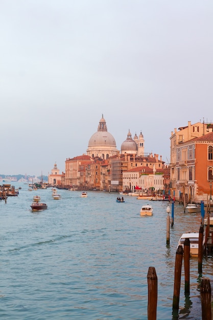 Basilique Santa Maria della Salute sur l'eau au coucher du soleil, Venise, Italie