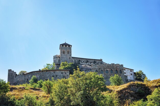 Basilique de Valère sur la colline de Sion, capitale du Canton du Valais, Suisse. Alpes bernoises en arrière-plan