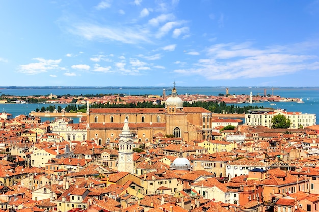 Les basiliques et les toits de Venise vues depuis le campanile de Saint-Marc