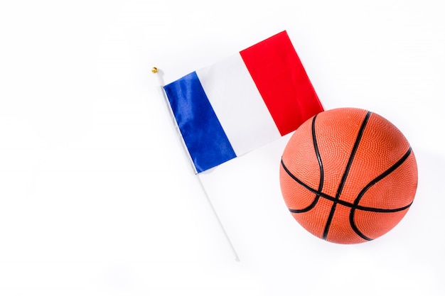 Basket-ball et drapeau français isolé sur fond blanc