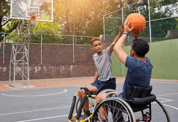 Basket-ball en fauteuil roulant sportif et personnes tirant au ballon lors d'un jeu de défi ou d'une pratique de remise en forme