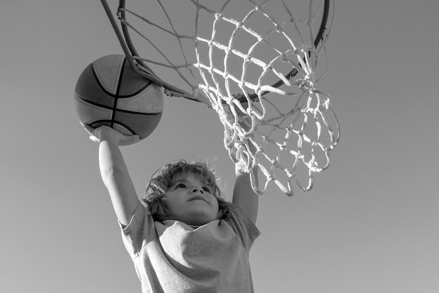 Basket-ball slam dunks d'enfants sportifs joueur de basket-ball image en gros plan d'un jeu d'enfant excité de basket-ball