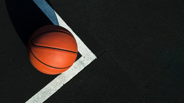 Basket-ball sur le terrain avec copie espace