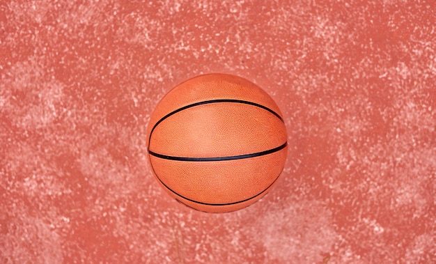 Basketball couché sur un sol rouge