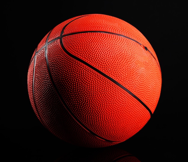 Basketball sur fond noir