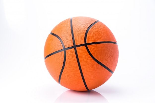 Basketball orange isolé sur fond blanc