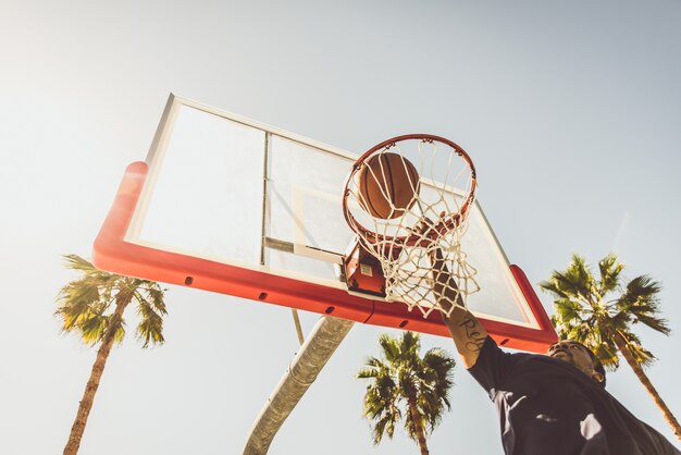 Basketball slam dunk sur un terrain californien