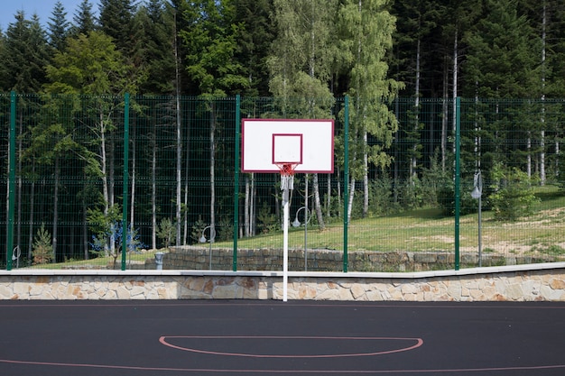 Basketball sur le terrain de jeu