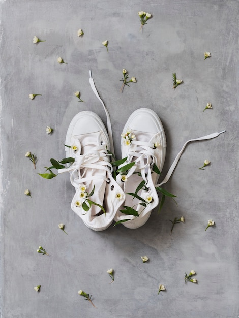 Baskets blanches avec des fleurs blanches à l&#39;intérieur