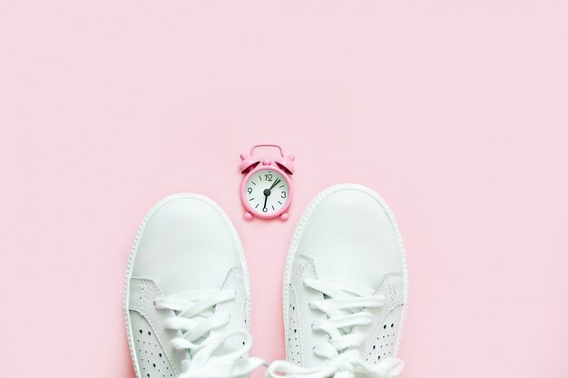 Baskets Blanches Sur Fond Rose Dans Une Montre Rose