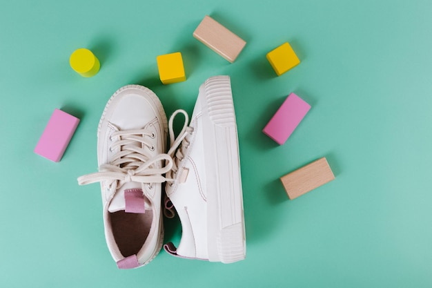 Photo baskets blanches pour enfants fond de couleur tenue pour enfants à la mode vêtements et accessoires pour enfants