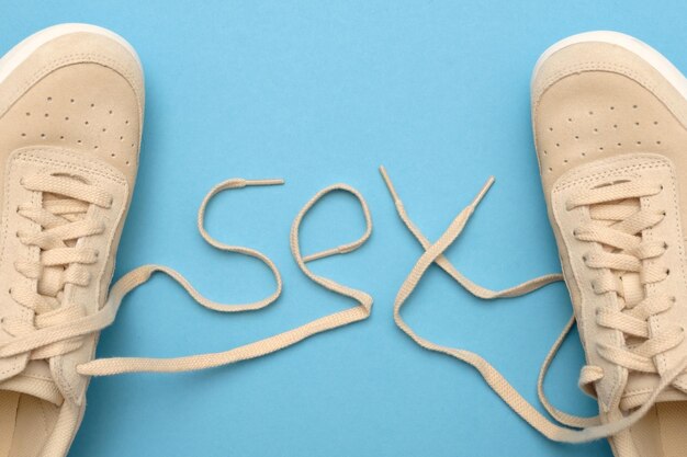 Photo baskets femme à lacets en texte sexuel