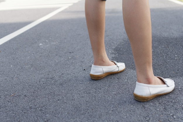 Les baskets femme sur la route.