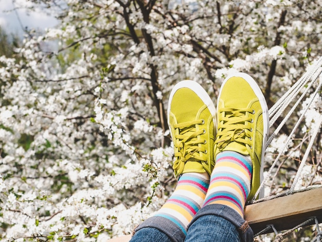 Baskets à la mode et chaussettes colorées Gros plan à l'extérieur