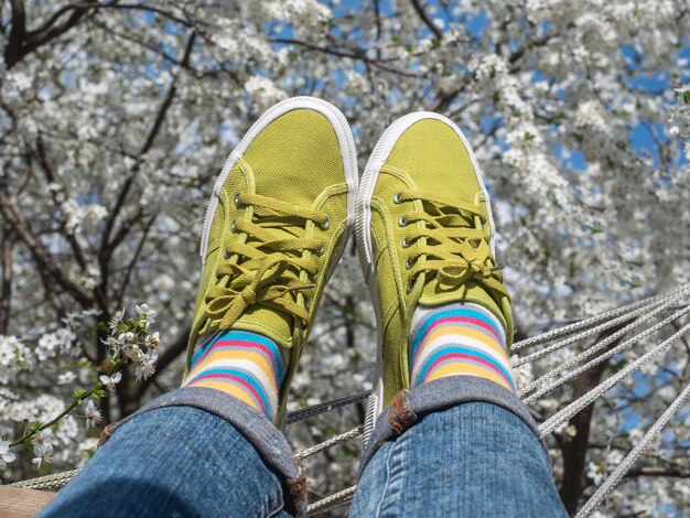 Des baskets à la mode et des chaussettes colorées Vue de près en plein air