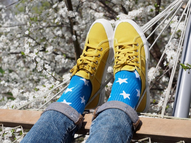 Des baskets à la mode et des chaussettes colorées Vue rapprochée en plein air