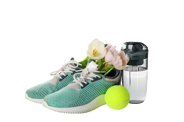 Baskets PNG avec accessoires de sport et fleurs isolées sur fond blanc