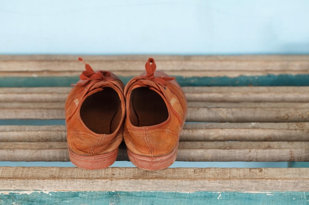 Baskets pour enfants âgés un fond en bois