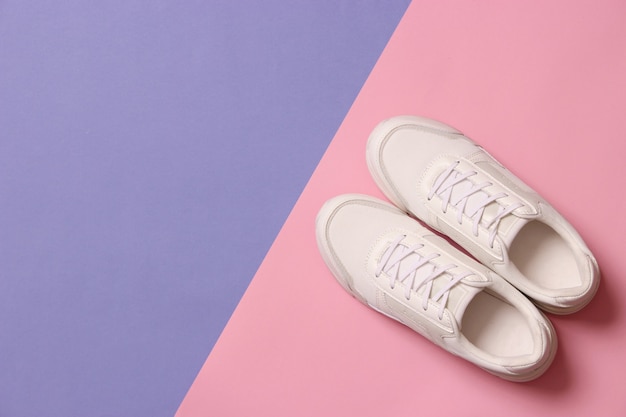 Baskets pour femmes sur un fond coloré vue de dessus chaussures pour femmes