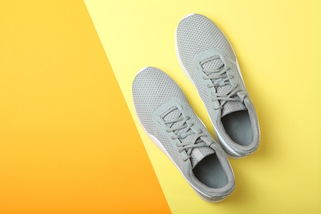 Baskets pour hommes sur un fond coloré minimalisme de chaussures pour hommes