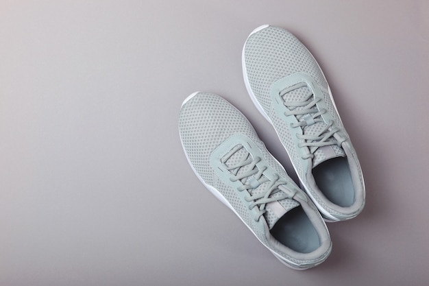 Baskets pour hommes sur un fond coloré minimalisme de chaussures pour hommes