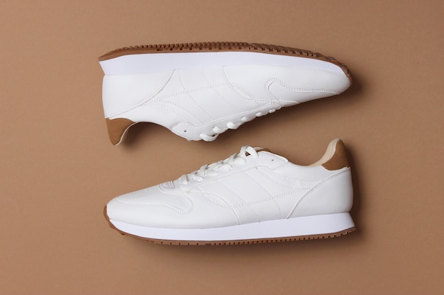 Baskets pour hommes sur fond coloré vue de dessus minimalisme des chaussures pour hommes