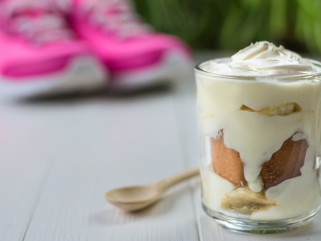 Baskets roses avec du pudding à la banane avec une banane et des biscuits