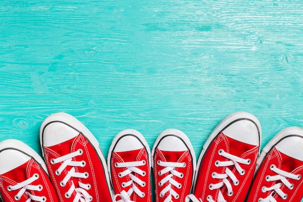 Baskets rouges sur fond en bois.