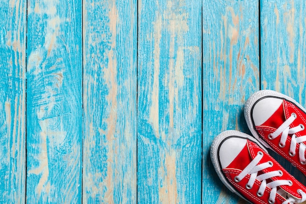 Photo baskets rouges sur fond en bois.