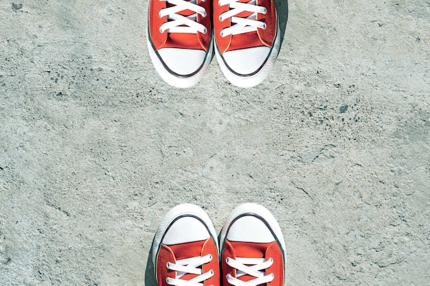 Baskets rouges sur une surface en béton