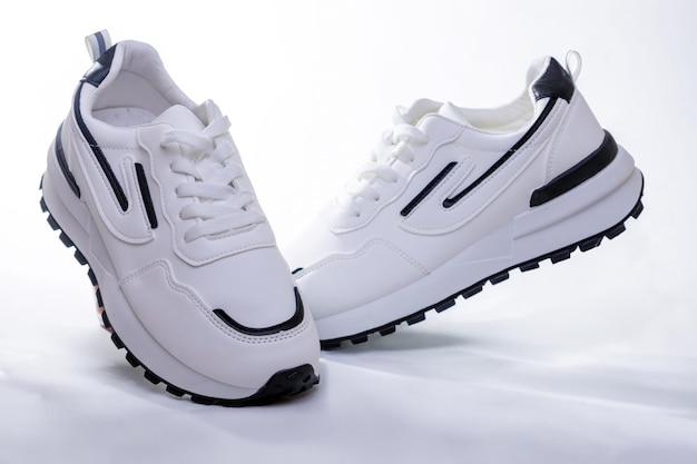 Photo des baskets de sport blanches sur fond blanc