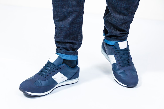 Baskets de sport bleu homme isolés sur blanc