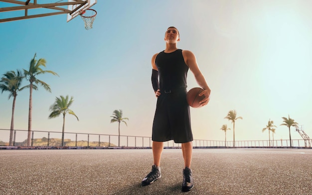 Basketteur en action au coucher du soleil