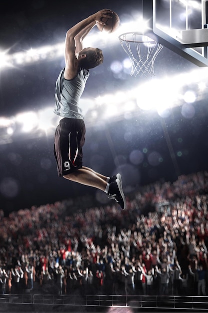 Basketteur en action sur fond de ciel et de foule