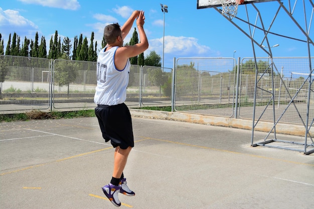 Basketteur gaucher tirant dans une aire de jeux