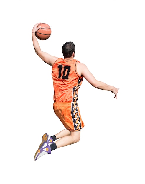 Photo basketteur avec maillot orange isolé sur fond blanc