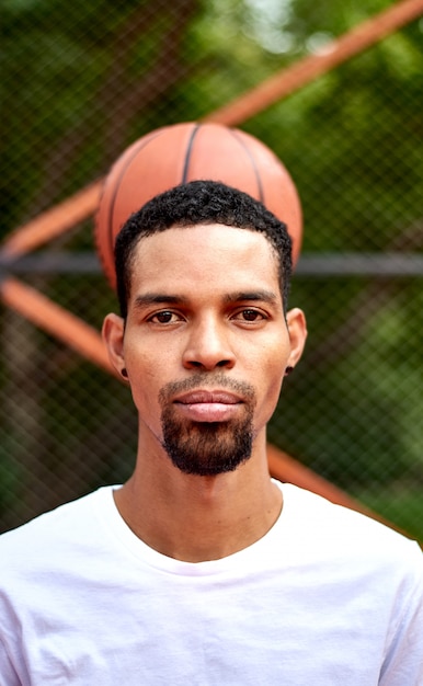 Basketteur posant devant la caméra