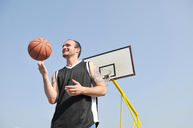 basketteur pratiquant et posant pour le concept d'athlète de basket-ball et de sport