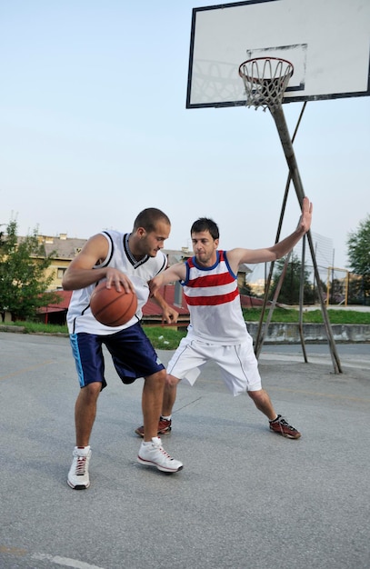 basketteur pratiquant et posant pour le concept d'athlète de basket-ball et de sport