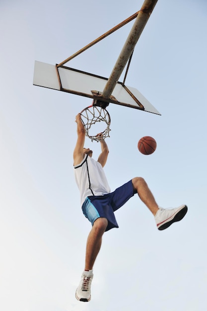 basketteur pratiquant et posant pour le concept d'athlète de basket-ball et de sport