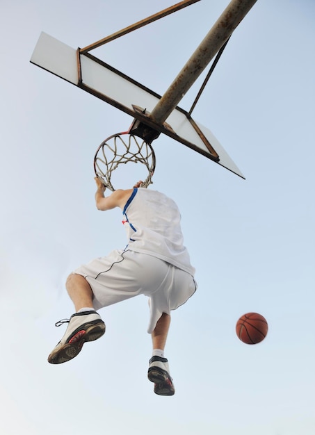 basketteur pratiquant et posant pour le concept d'athlète de basket-ball et de sport